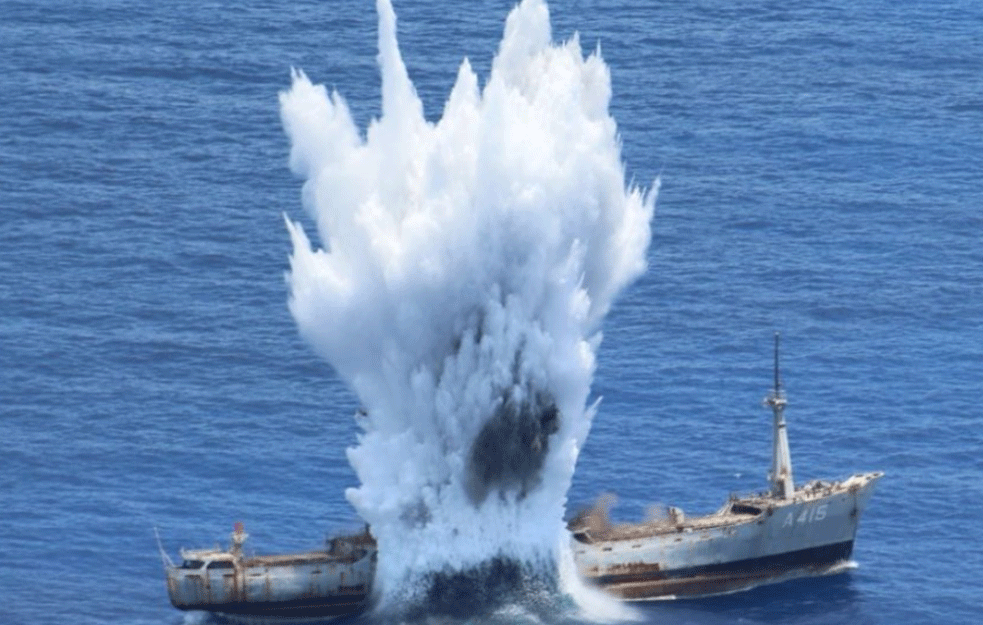 GRČKA TESTIRA VOJSKU NA EGEJSKOM MORU:  <span style='color:red;'><b>Torpedo</b></span> nanišanio metu pa potopio brod!
