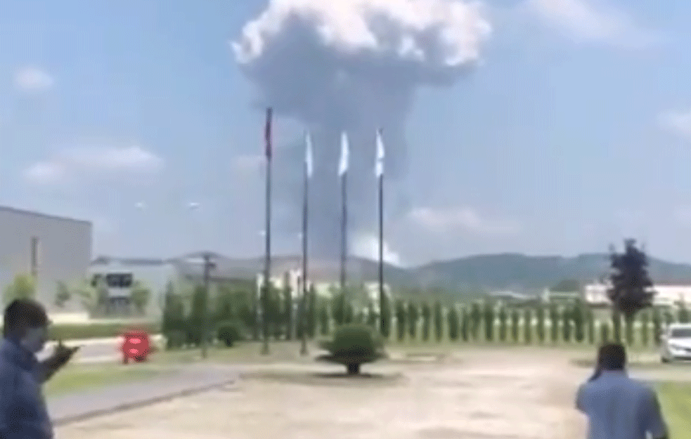 SMROTONOSNI SPEKTAKL PARA NEBO NAD TURSKOM: Zapalila se <span style='color:red;'><b>fabrika vatrometa</b></span>, oko 200 radnika zarobljeno (VIDEO)