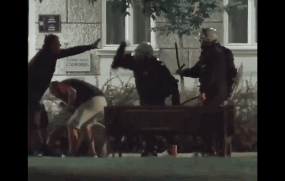 Brutalnost policije u jednoj noći: Pendrečenje mladića dok sede na klupi, <span style='color:red;'><b>kerovi</b></span>ma i konjima na građane i oko sedamdeset bačenih suzavaca (VIDEO)