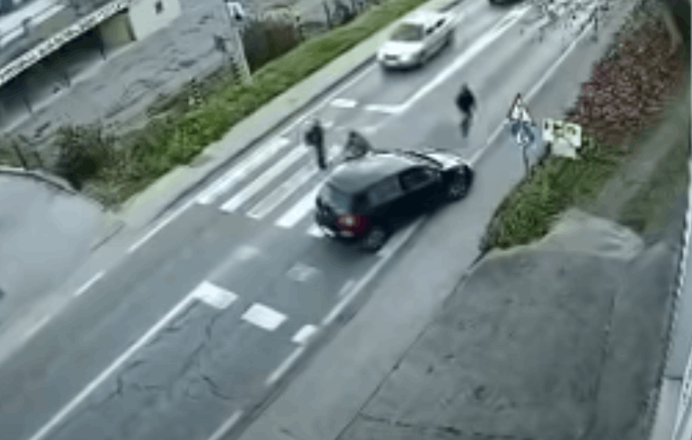 DRAMA U <span style='color:red;'><b>CAZIN</b></span>U: Vozač kolima pokosio decu na pešačkom (UZNEMIRUJUĆI VIDEO)