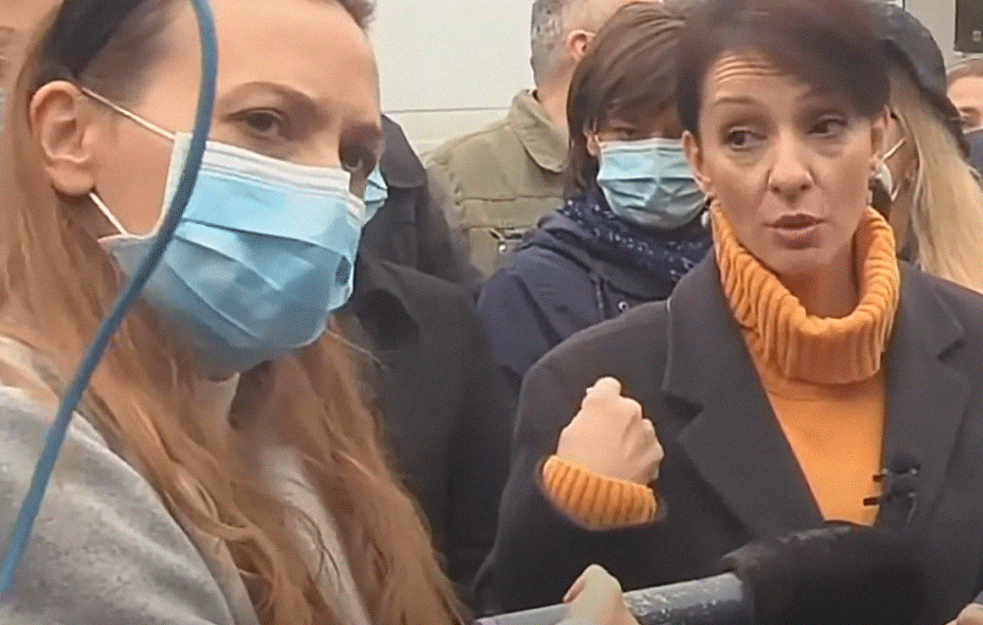 MARINIKA TEPIĆ UŠLA U KLINČ SA NOVINARKOM PINKA: <span style='color:red;'><b>Gordana Uzelac</b></span> prekinuta usred reči, snimak postao hit na internetu (VIDEO)