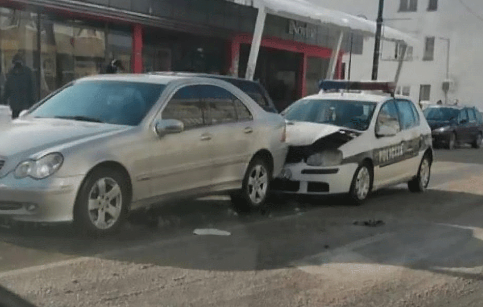 POLICIJA NE ZNA GDE UDARA: Policijska kola se zakucala u Mercedes, i poptuno se slupala! (FOTO)