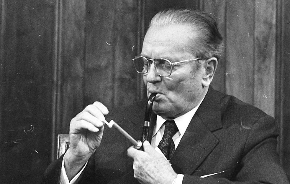 Titova <span style='color:red;'><b>OMILJENA PESMA</b></span> je bila 'USPAVANKA' koju mu je pevala MAJKA: 'Samo je spustio cigaru na sto i rekao 'NIJE DOBRO' (FOTO) 