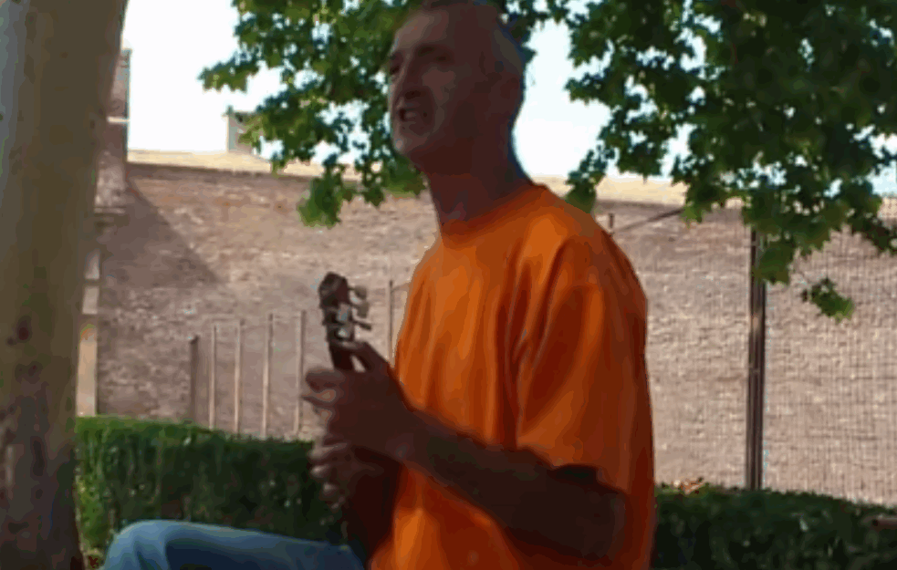 SVIRAO FRULU NA PROTESTU, SADA IDE U ZATVOR: Poznati srpski <span style='color:red;'><b>frulaš</b></span> sperman da odleži kaznu u Padinskoj skeli, ali neće da plaća za nezasluženu krivicu   