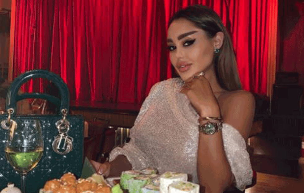 ANA KORAĆ GOLA KAO OD MAJKE ROĐENE! Skinula SVE sa sebe, INSTAGRAM GORI! (FOTO)