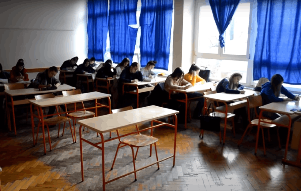 ĐACI SPREMITE SE! Evo da li će se sa onlajn modela đaci vratiti u klupe, ali i kako će se menjati predmeti, raspusti i mature!