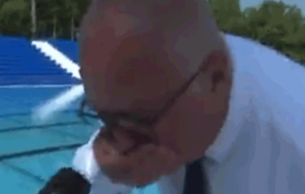 VESIĆ SE NAGUTAO VODE IZ BAZENA pa pozvao građane da ne kupuju FLAŠIRANU! (VIDEO)  