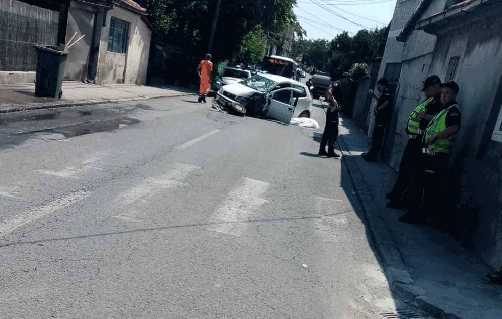 TRAGEDIJA NA VOŽDOVCU: Vozač PREMINUO ZA VOLANOM, <span style='color:red;'><b>auto udario ženu</b></span> na PEŠAČKOM, bacio je na KAPIJU!