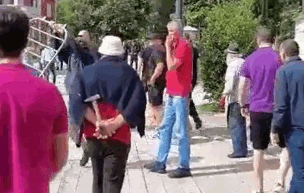 JEZIVO, POJAVIO SE NOVI SNIMAK! STARAC NA CETINJU DRŽI ČEKIĆ IZA LEĐA, OKO MANASTIRA OPSADNO STANJE! (VIDEO) 