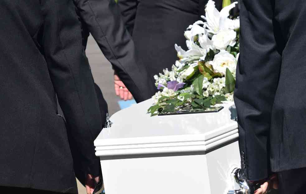 BIZARNO! Mladići izneli telo ubijenog druga (21) iz sanduka, a razlog je ŠOKANTAN! 