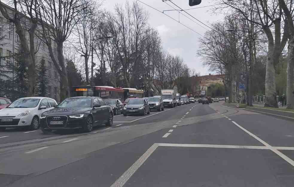 KOLAPS U BULEVARU OSLOBOĐENJA: Vozila nepomično stoje u koloni, ne može se do Autokomande (VIDEO+FOTO)