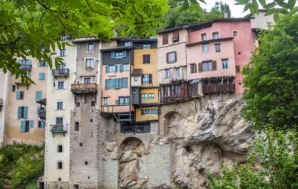 DA LI BISTE ŽIVELI U KUĆAMA KOJE VISE NA LITICI? Ljudi iz celog sveta hrle u mali grad da bi svedočili hrabroj visećoj arhitekturi