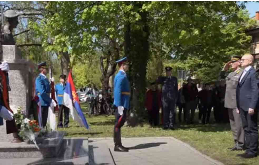 Ministar Vučević položio venac na spomenik palom borcu sa Košara Tiboru Cerni (VIDEO)