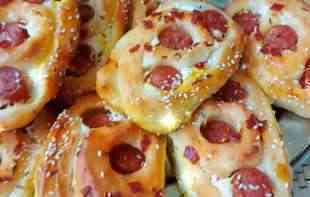 <span style='color:red;'><b>PECIVO</b></span> SA KOBASICAMA PO BAKINOM RECEPTU : Stalno će vam tražiti da ga pravite (RECEPT + VIDEO)