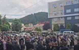 APARTHEJD NA KOSOVU! IZBAČENA JER JE SRPKINJA: Novinarku <span style='color:red;'><b>Kosovo onlajn</b></span>a specijalci udaljili iz opštine Zvečan!