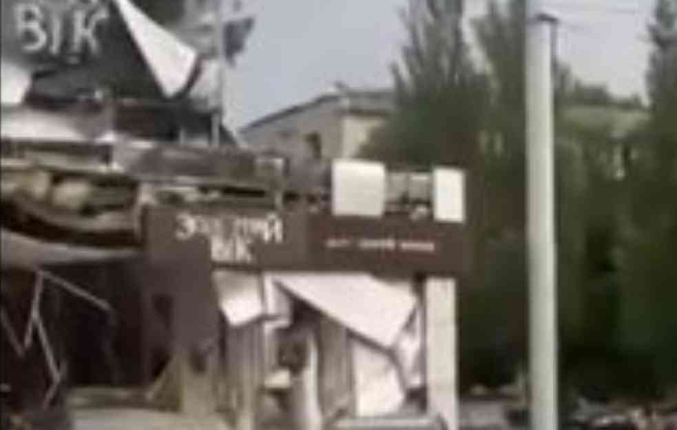 STRAVIČNA NESREĆA : Raketa pala na restoran u Krematorsku, troje ubijenih (VIDEO)