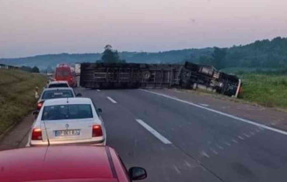 Prevrnut šleper na auto-putu