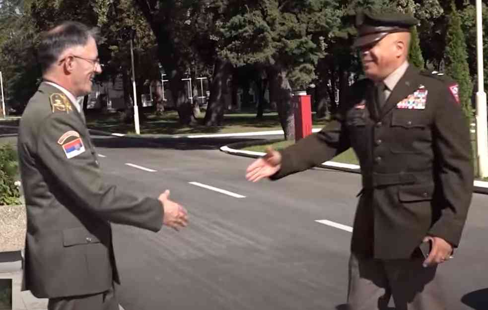 TRAGEDIJA SLAVNE SRPSKE VOJSKE: Pogledajte zagrljaj generala Mojsilovića i američkog okupatora! (FOTO)