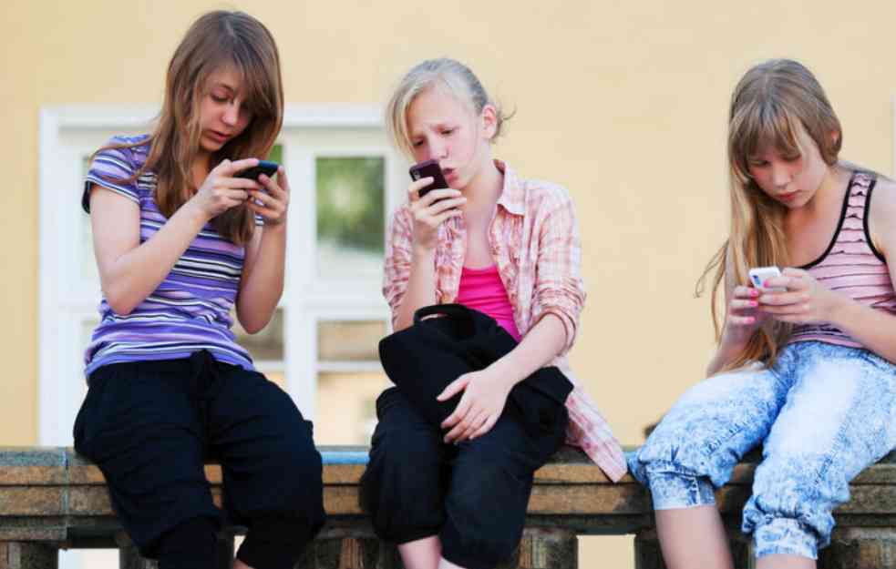 ZVANIČNO!!! Školama naloženo da ograniče upotrebu mobilnih telefona kod đaka