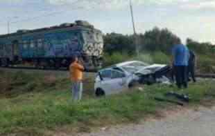 Težak sudar u Pančevu: <span style='color:red;'><b>Voz udario auto</b></span>mobil
