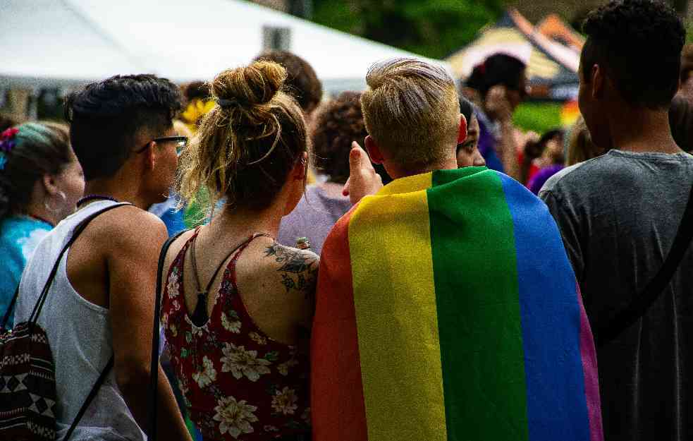 Napad na LGBT populaciju u Novom Sadu: Bačena baklja u dvorište Crne kuće uoči nastupa dreg kraljica