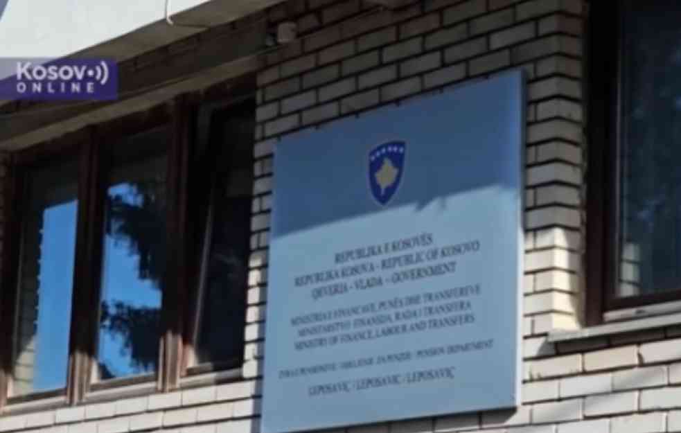 SKANDALOZNO - POSTAVLJENA TABLA "REPUBLIKA KOSOVO": U Leposaviću, sa zgrade Opštine skinute zastave Srbije