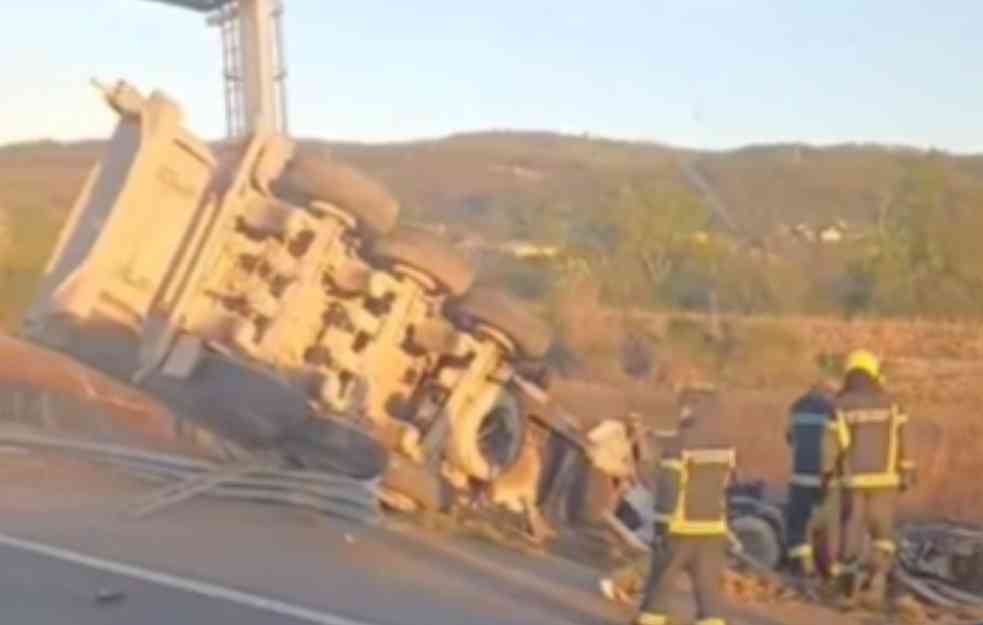 POVREĐEN VOZAČ: Šleper sleteo u kanal na Moravskom koridoru (VIDEO)