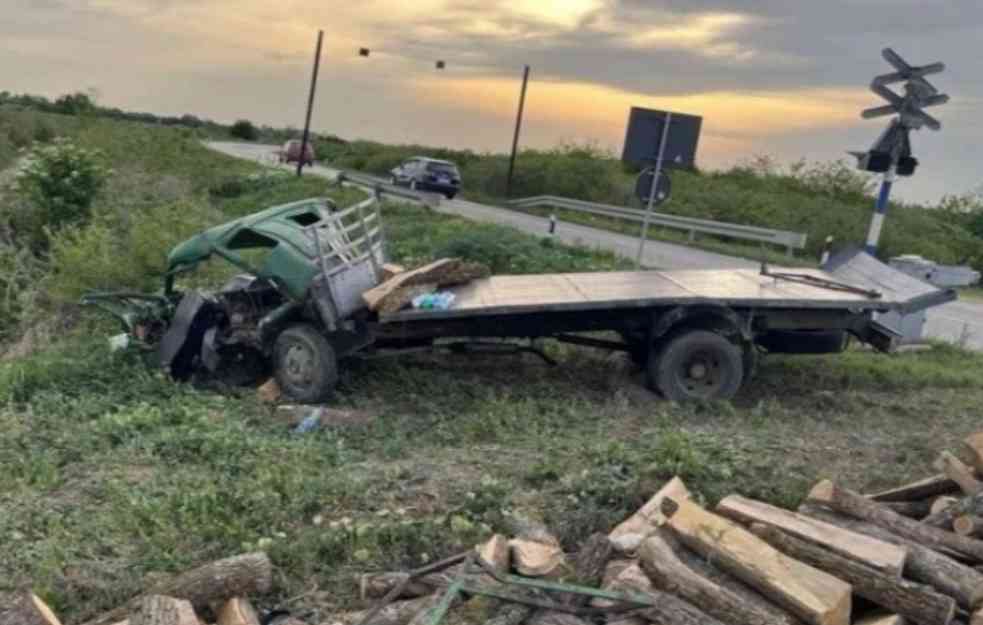 Užas kod Sremske Mitrovice: Kamion udario u voz, ima povređenih!