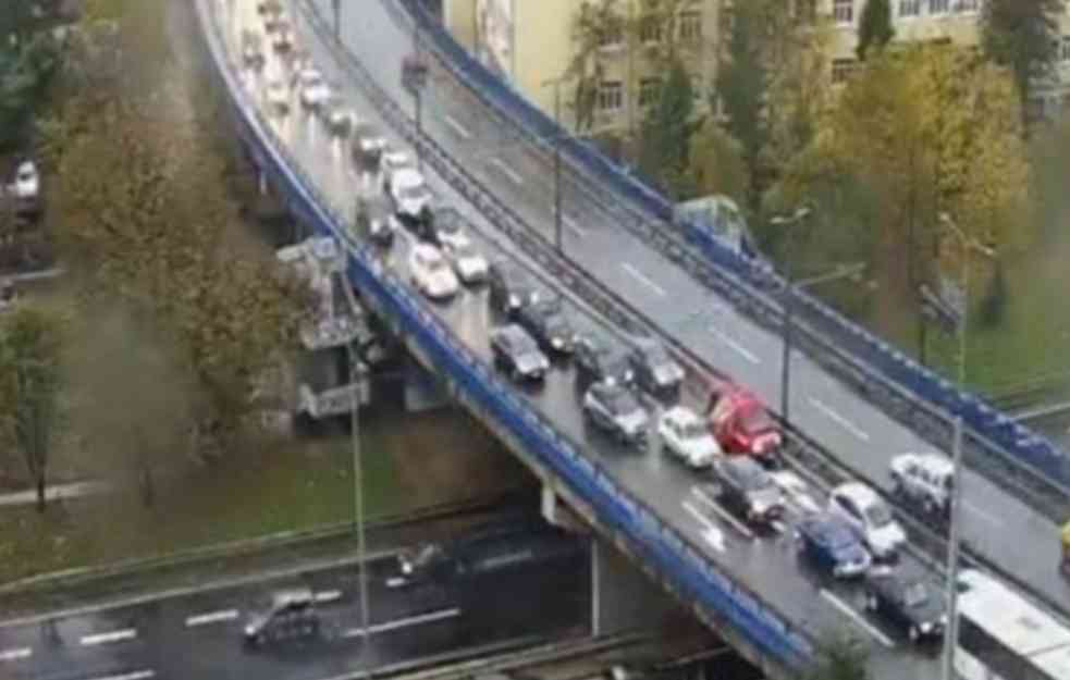 JUTARNJI ŠPIC NA BEOGRADSKIM ULICAMA: Duge kolone na mostovima