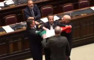 Tuča u italijanskom parlamentu: Poslanik pokreta Pet zvezdica iznet u kolicima