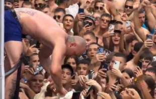 Desingerica pravi pitu na nastupu: Stavljao žive kore na fanove (VIDEO)