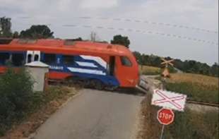 POGINULO DVOJE DECE, OTAC PREŽIVEO: Užas na pruzi kod Lazarevca kada je <span style='color:red;'><b>voz udario u auto</b></span>! (FOTO)