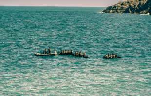 <span style='color:red;'><b>Krijumčar</b></span>i bacaju migrante sa glisera da bi lakše pobegli