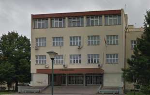 OBRUŠIO SE DEO PLAFONA U UČIONICI, povređene dve <span style='color:red;'><b>učenice</b></span>