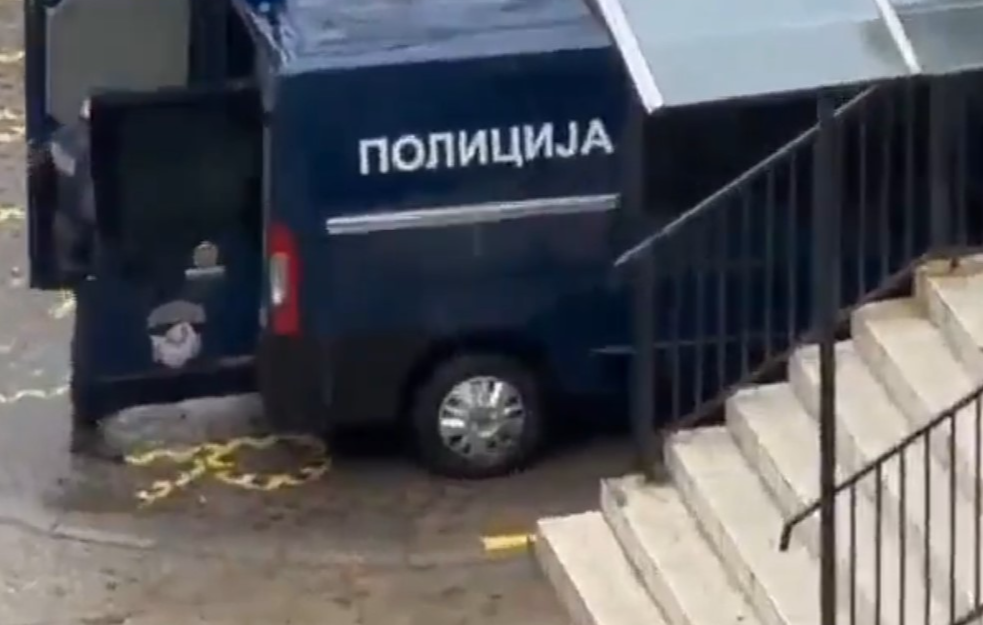 Snimak koji je zapalio društvene mreže: Dok opozicionari prolaze torturu, Vesića policija sprovodi bez lisica (VIDEO)