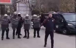 HAOS U NOVOM SADU ISPRED SKUPŠTINE! Došlo do klinča izmedju policije i građana!