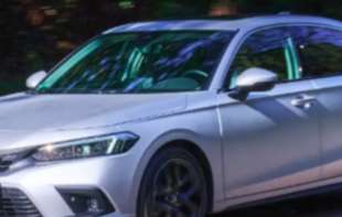Ova Honda Civic je ofarbana <span style='color:red;'><b>srebro</b></span>m