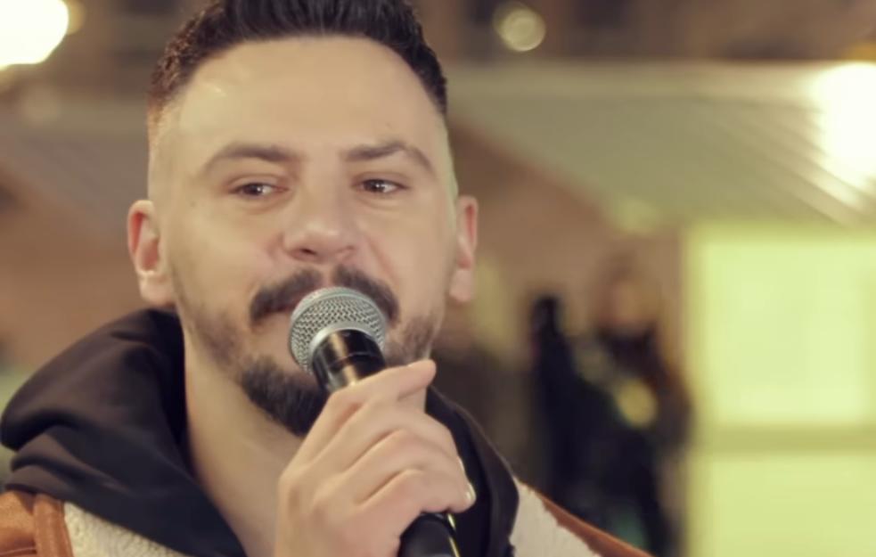 Emir Đulović pevao na ulicama Novog Sada za decu sa Onkologije! U Knez Mihajlovoj sakupio 80.000 dinara