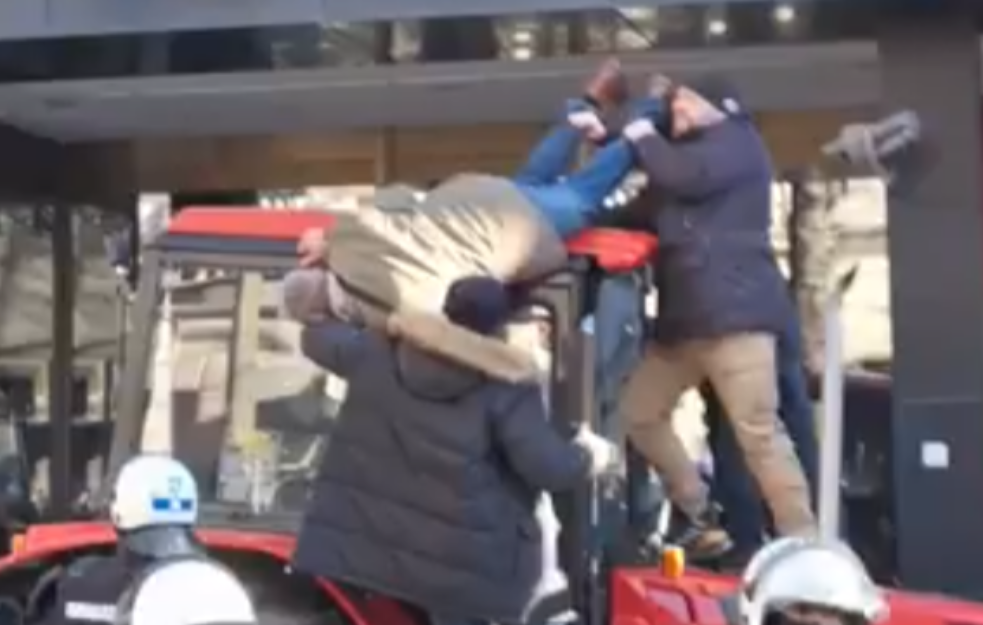 Uoči protesta na Slaviji: <span style='color:red;'><b>Pauk</b></span> odvezao Kokanovićev traktor, uhapšen Nebojša Petković