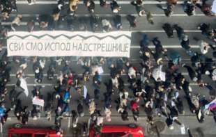 „Upali vatru, budi <span style='color:red;'><b>baklja</b></span>“: Snažne poruke pesme koju povezuju sa masovnim protestom na Slaviji 