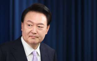 <span style='color:red;'><b>Smenjen</b></span>i predsednik Južne Koreje Jun Suk Jeol i zvanično uhapšen