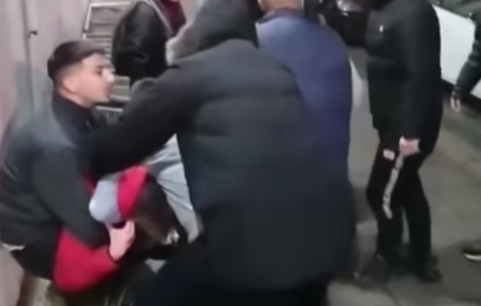 DOBIO 4.000 DINARA IZ SNS-A! Incident ispred Visoke škole elektrotehnike: Studenti pokušali da spreče grafite na fasadi
