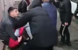 DOBIO 4.000 DINARA IZ SNS-A! Incident ispred Visoke škole elektrotehnike: Studenti pokušali da spreče <span style='color:red;'><b>grafit</b></span>e na fasadi