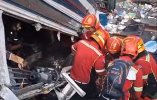 <span style='color:red;'><b>Stravična nesreća</b></span> u Gvatemali: Autobus sleteo u provaliju, najmanje 55 putnika stradalo (UZNEMIRUJUĆI VIDEO)