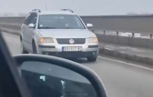 DRAMATIČAN SNIMAK sa Pančevačkog mosta: Ušao u <span style='color:red;'><b>suprotan smer</b></span>, da se spasi krenuo da vozi u rikverc (VIDEO)