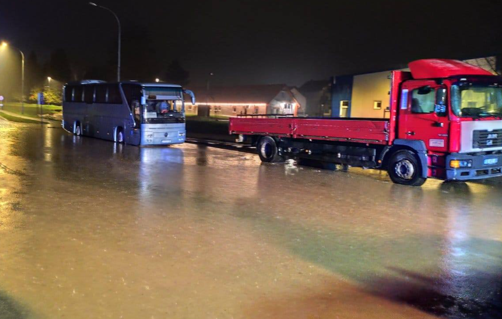 Reka se izlila u Hrvatskoj, nivo vode raste: Oekuju se velike količine kiše u narednim danima (FOTO, VIDEO)
