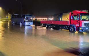 Reka se izlila u Hrvatskoj, <span style='color:red;'><b>nivo vode</b></span> raste: Oekuju se velike količine kiše u narednim danima (FOTO, VIDEO)