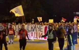 Protest u Novom Sadu zbog prebijanja studenata: Kolona građana na ulicama, <span style='color:red;'><b>prostor</b></span>ije SNS gađane jajima (VIDEO)