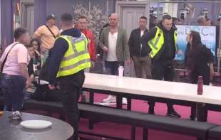 Stefani nasrnula na Matoru, reagovalo i obezbeđenje, lomile sve pred sobom (VIDEO)