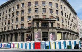 Kulturo, eve me: Slika naprednjačke Srbije - ulaz u Istorijski muzej i Ministarstvo kulture preprečen <span style='color:red;'><b>toalet</b></span>ima